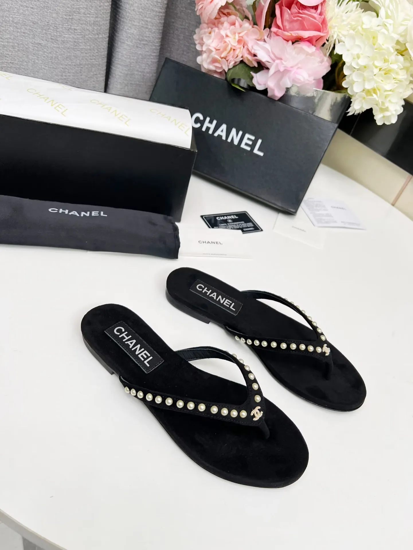 💕💕Factory direct selling price p440💕💕 Chanel new spring and summer genuine leather outsole flip-flops✅ I was really moved by this shoe when I first saw it💓 I liked it at first sight [surprised], 😊 and it has Chanel’s classic element diamond logo💎 Fabric: double-sided velvet Lining: cow lining Color: black Size: 35-41 (41 can be customized and non-returnable) Outsole: Made of genuine leather outsole Packaging: with card and cloth bag